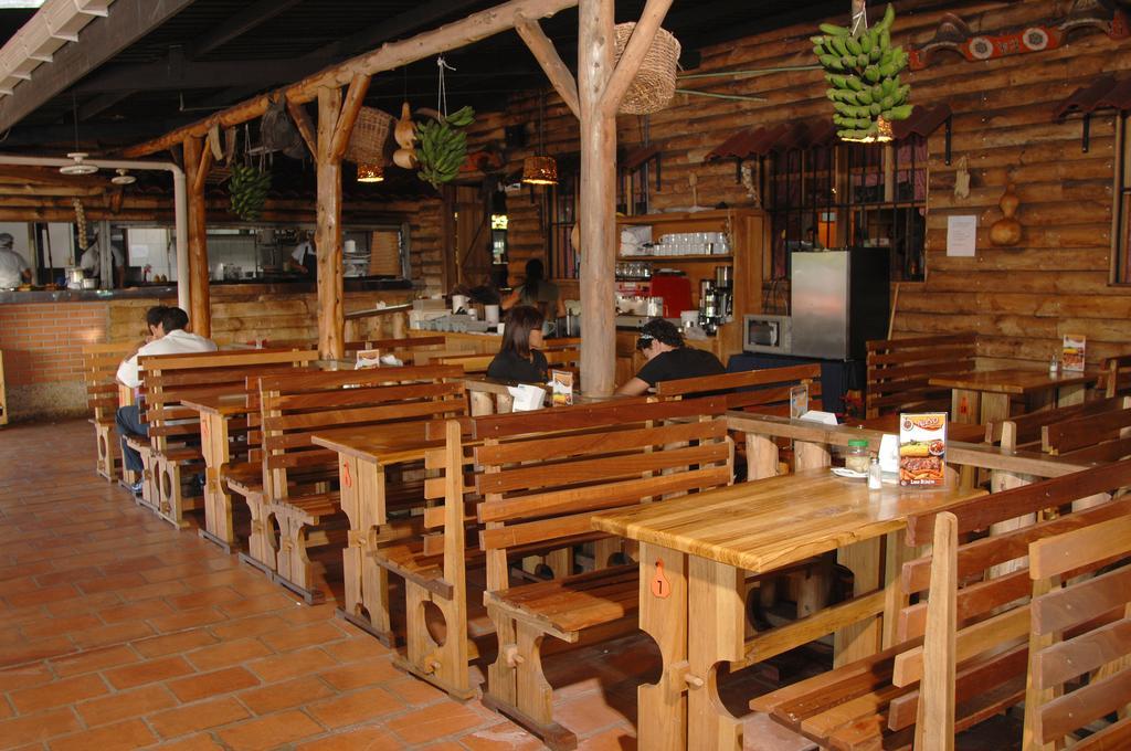 Hotel Las Brumas Cartago Bagian luar foto